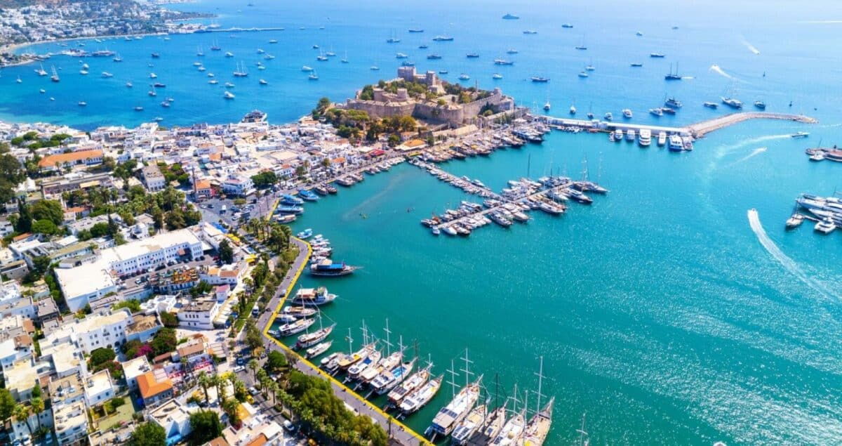 Femeie reținută pentru înșelăciune în caz de vacanțe fantomă cu prejudiciu de 40.000 de euro