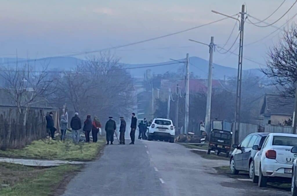 CRIMĂ în Turda? Un copil de 3 ani ar fi fost ucis în bătaie și ținut mort în locuință până sâmbătă