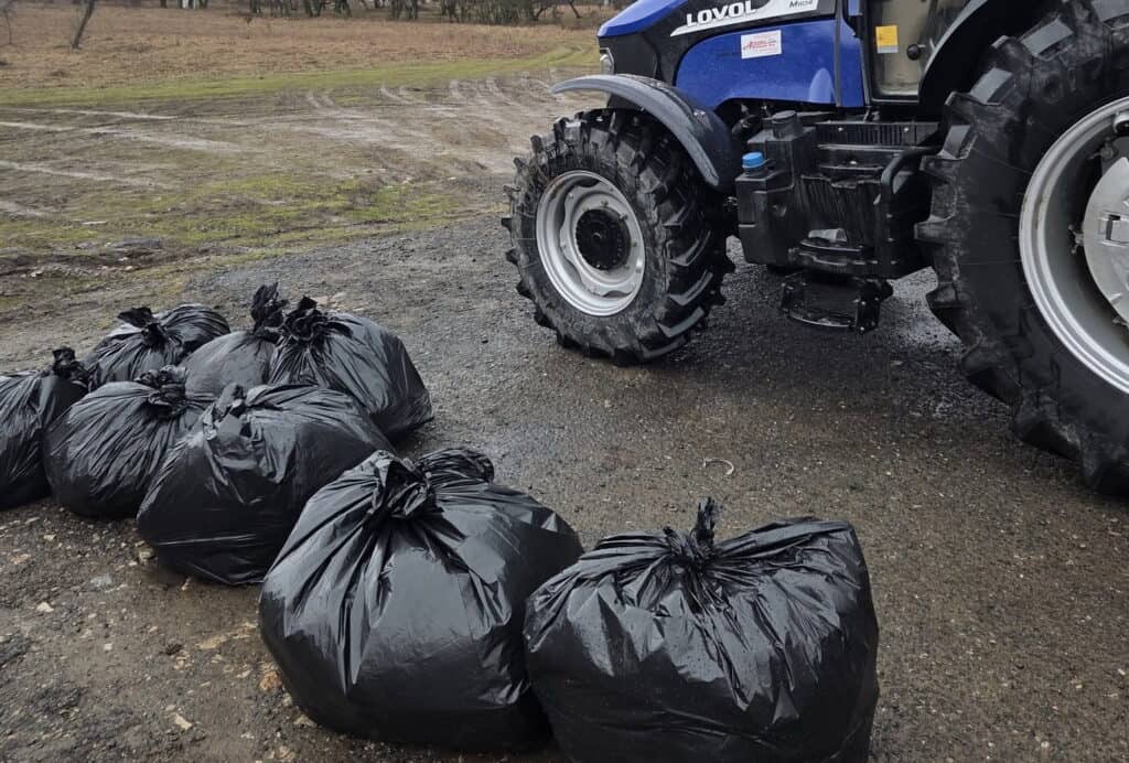 În timp ce unii aruncă, alții strâng: curățenie pe ploaie în comuna Horia / foto