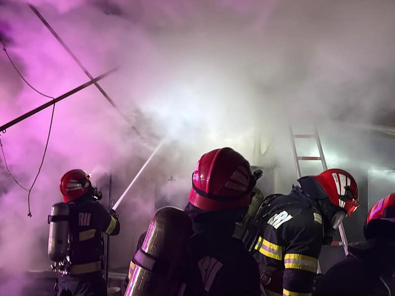 ALERTĂ nocturnă în Tulcea! Incendiu izbucnit la o biserică, o tragedie evitată în ultimul moment/ video+foto