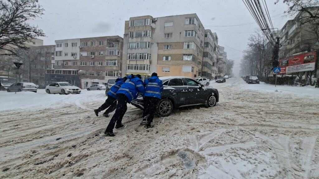 Jandarmii tulceni, intervenție în forță: mașini deblocate din nămeți în municipiu / foto-video