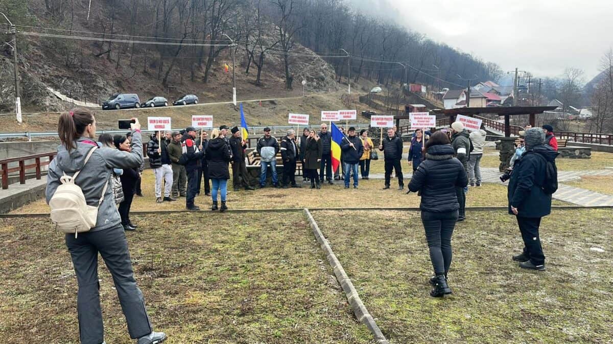 Locuitorii din Perișani protestează împotriva lucrărilor la Autostrada Sibiu-Pitești