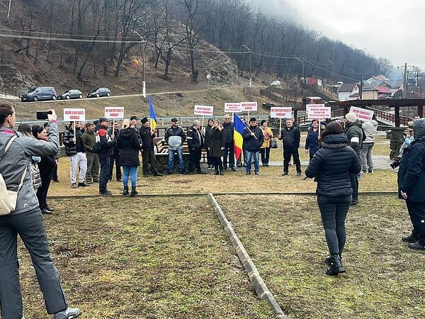 Locuitorii din Perișani protestează împotriva lucrărilor la Autostrada Sibiu-Pitești