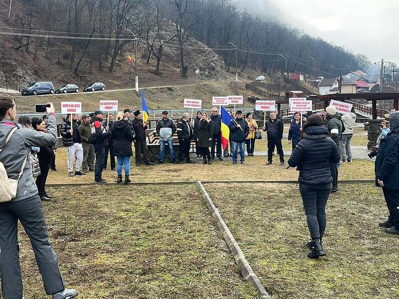Locuitorii din Perișani protestează împotriva lucrărilor la Autostrada Sibiu-Pitești