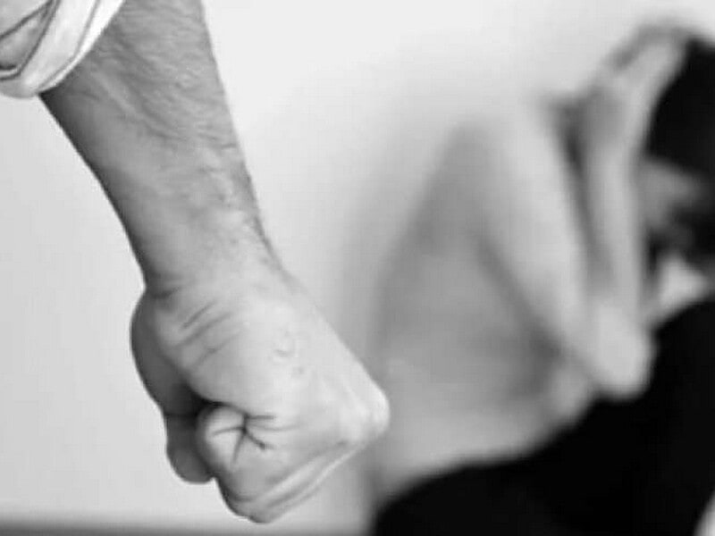 Lovită cu pumnii și jefuită de un bărbat și un copil de 10 ani. Dosarul atacului din Tulcea ajunge în instanță