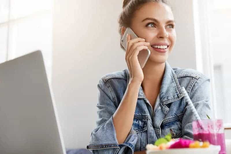 Majorarea tarifelor la Orange România și Vodafone din aprilie 2026 cu 6,8% din cauza inflației