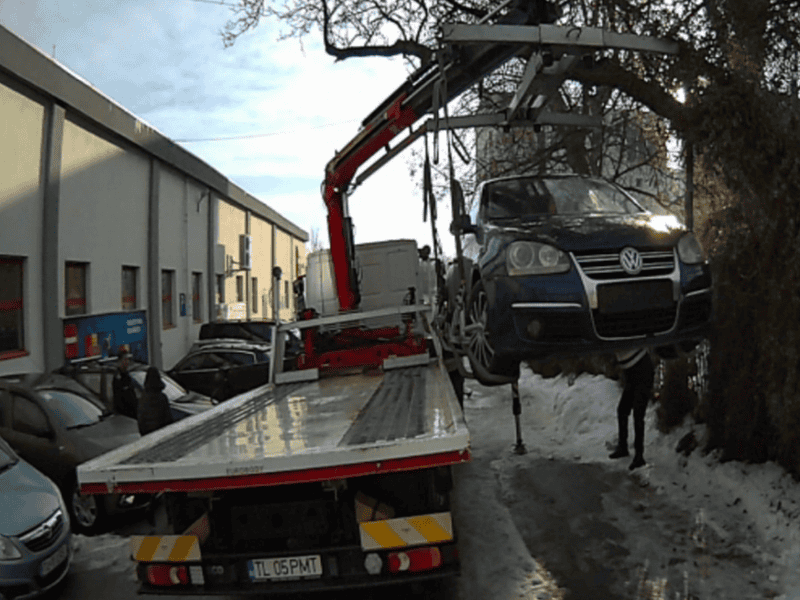 S-a terminat cu avertismentele! Se ridică mașini pe Aleea Spitalului din Tulcea / foto