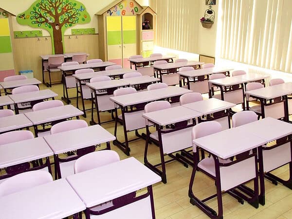 Mobilier de peste 300.000 de lei pentru școlile din Tulcea. Cine este firma din Brașov care a câștigat contractul prin PNRR