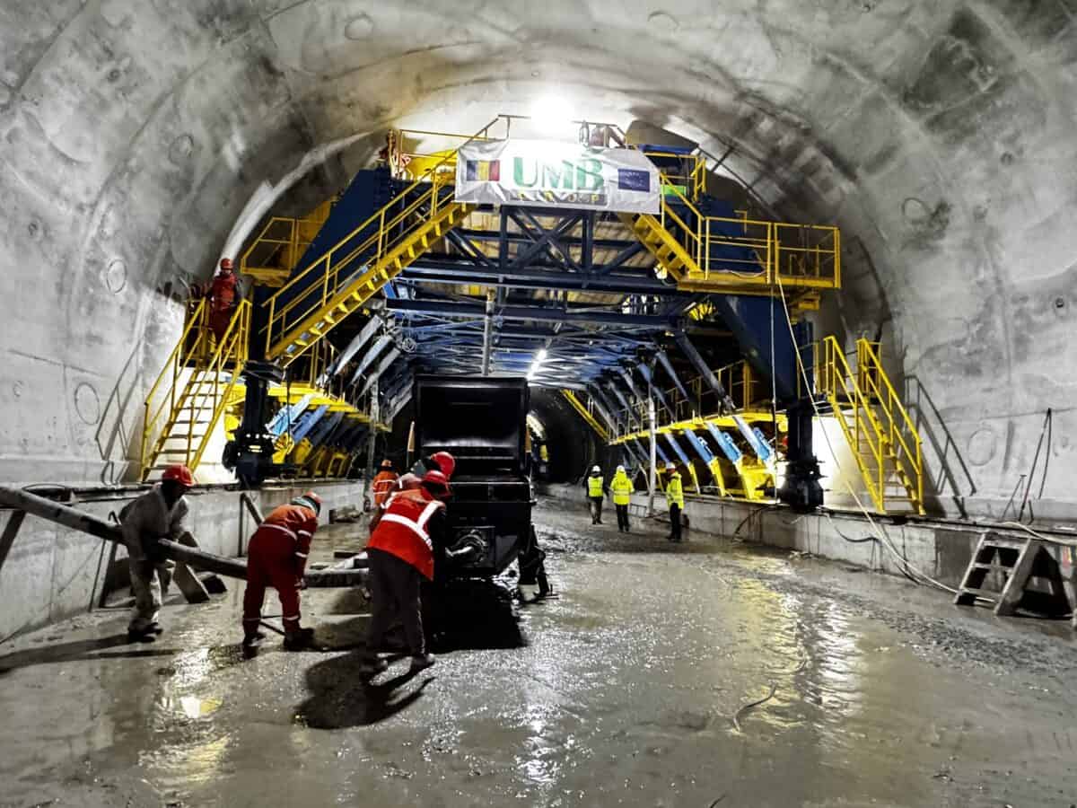 Muncitorii continuă lucrările la tunelurile de pe Autostrada A1 în ciuda vremii extreme