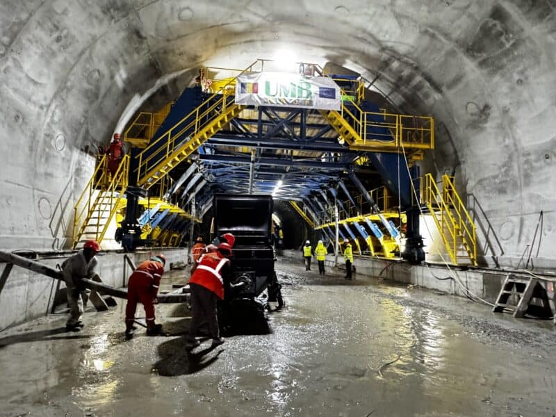 Muncitorii continuă lucrările la tunelurile de pe Autostrada A1 în ciuda vremii extreme