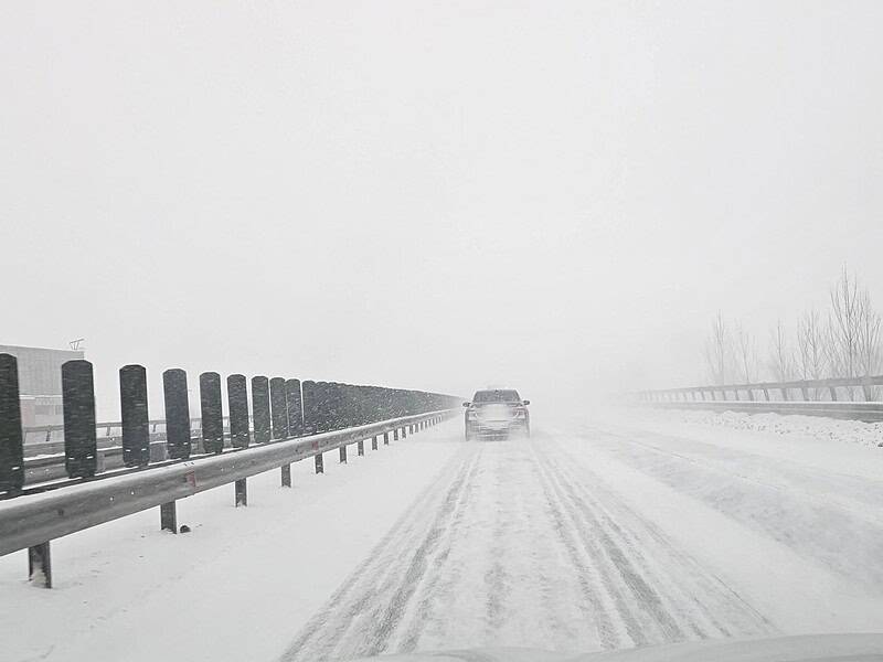 Ninsori abundente și viscol afectează transportul în întreaga țară și închid multiple drumuri