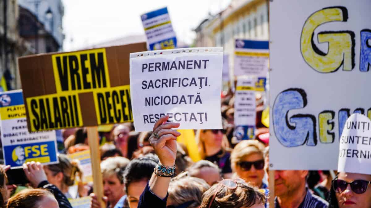 Peste 80 la sută dintre profesorii din România resimt impactul negativ al măsurilor guvernului