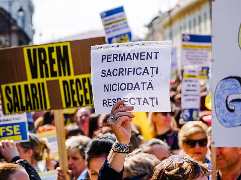 Peste 80 la sută dintre profesorii din România resimt impactul negativ al măsurilor guvernului