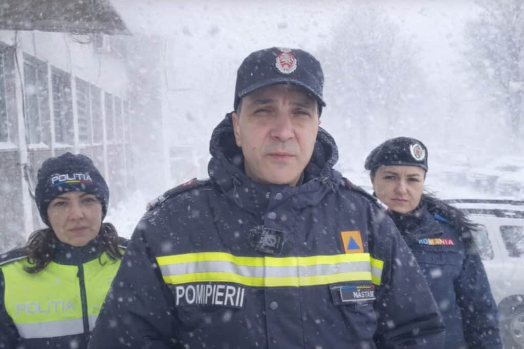 Întăriri pentru ISU Tulcea, după agravarea vremii. Autospeciale și șenilată trimise în sprijin din alte județe