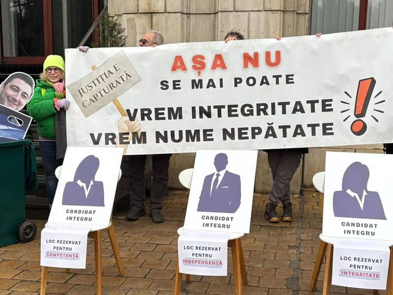 Protest împotriva corupției la Ministerul Justiției pentru o competiție transparentă la parchete