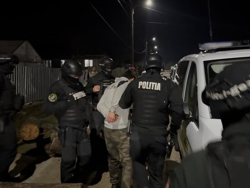 UPDATE 2/Teroare în casa groazei din Turda: Mama, concubinul și tatăl acestuia, încătușați după moartea copilului de 3 ani