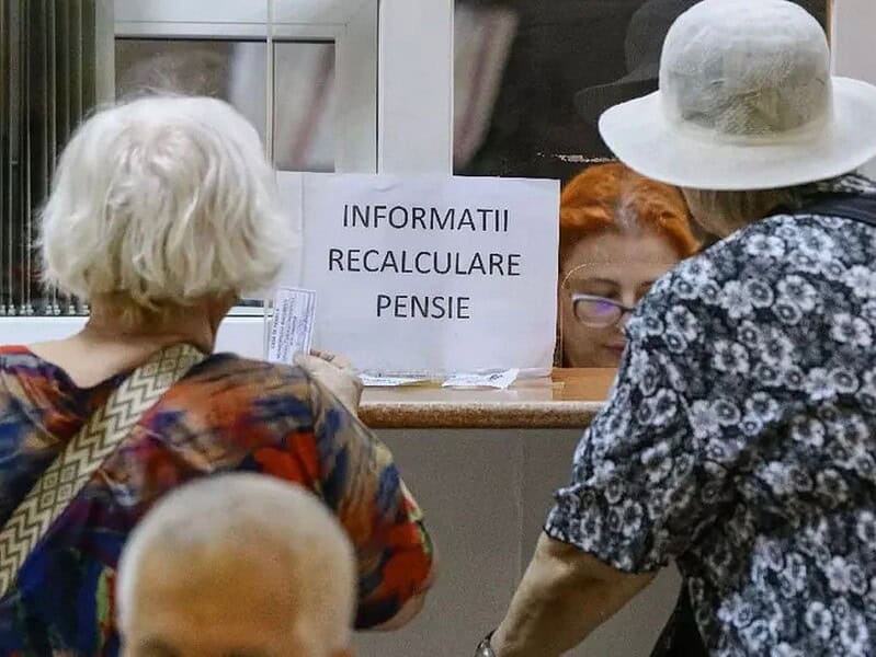 Românii pot achiziționa retroactiv vechimea pentru pensie începând cu 2026