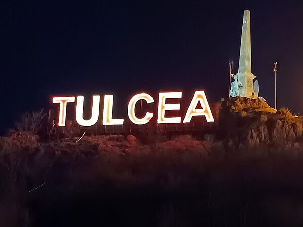 Tulcea a marcat Ziua Mondială de Luptă împotriva Cancerului: mai multe repere simbolice, iluminate în portocaliu / foto