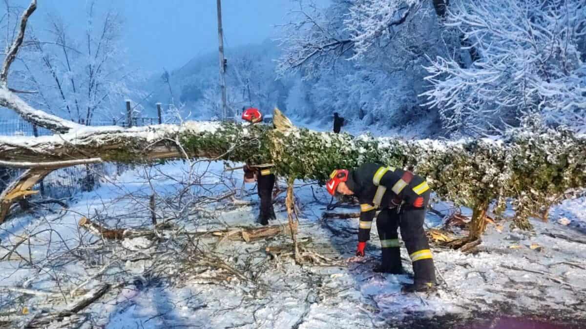 Vremea severă afectează 67 de localități din 21 de județe și determină restricții de trafic