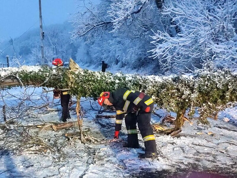 Vremea severă afectează 67 de localități din 21 de județe și determină restricții de trafic