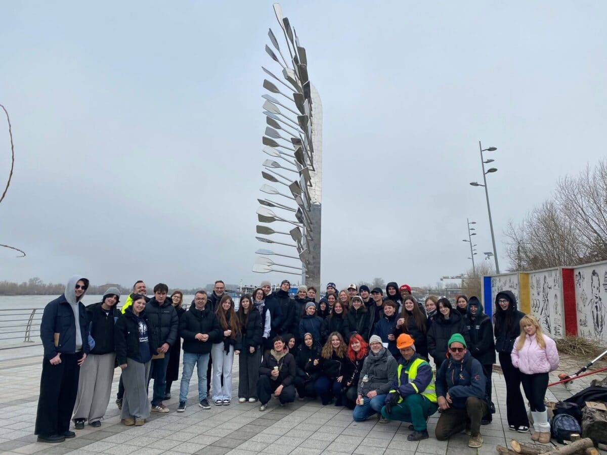 Studenți din Paris și elevi din Tulcea au lucrat la amenajarea și extinderea spațiului verde din zona Ansamblului-Memorial Ivan Patzaichin / foto