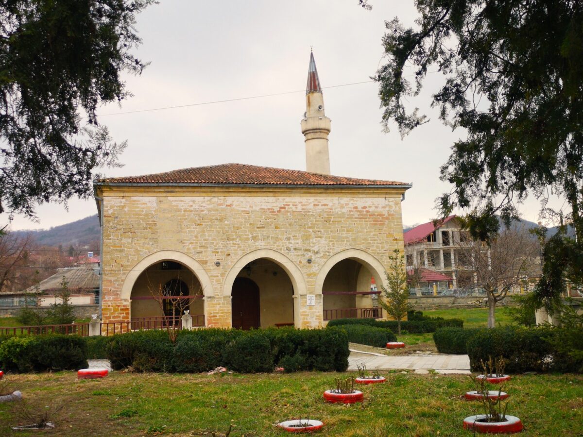 Ambulanța pentru Monumente caută voluntari pentru salvarea unui monument vechi de 400 de ani din Babadag. Cazarea și masa sunt asigurate