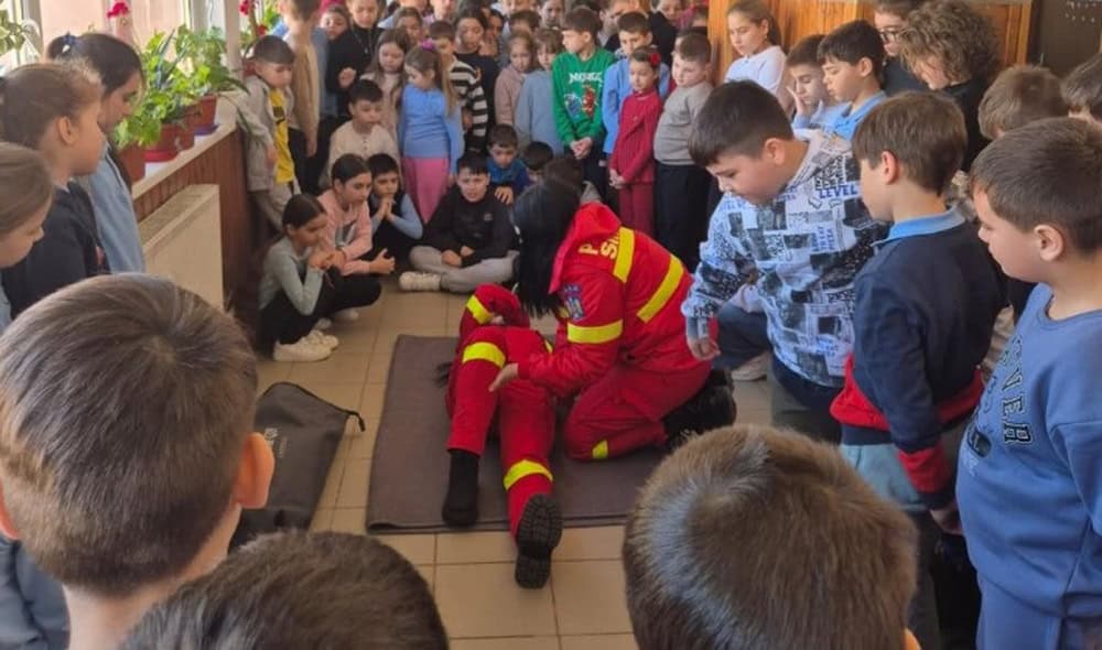 Pompierii îi pregătesc pe elevii din Tulcea pentru situații de urgență / foto
