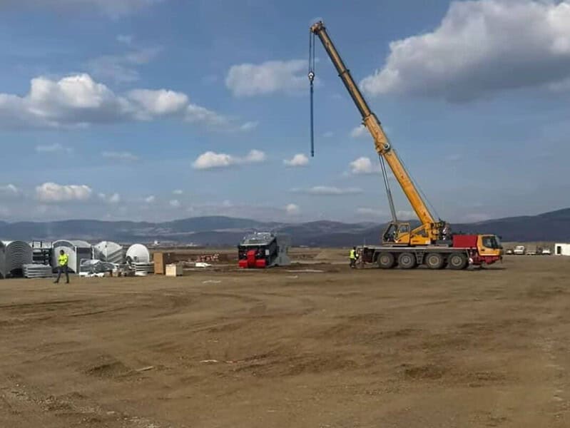 Antreprenorul autostrăzii A8 a început organizarea de șantier în Lăzarea pentru lucrări rapide