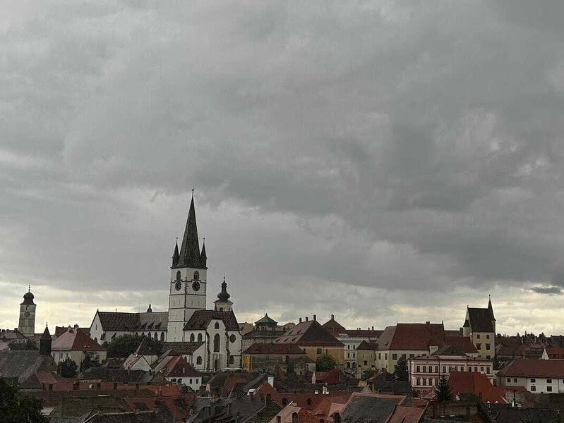 Avertizări meteo de la ANM pentru intensificări de vânt și ninsori la munte în toată țara
