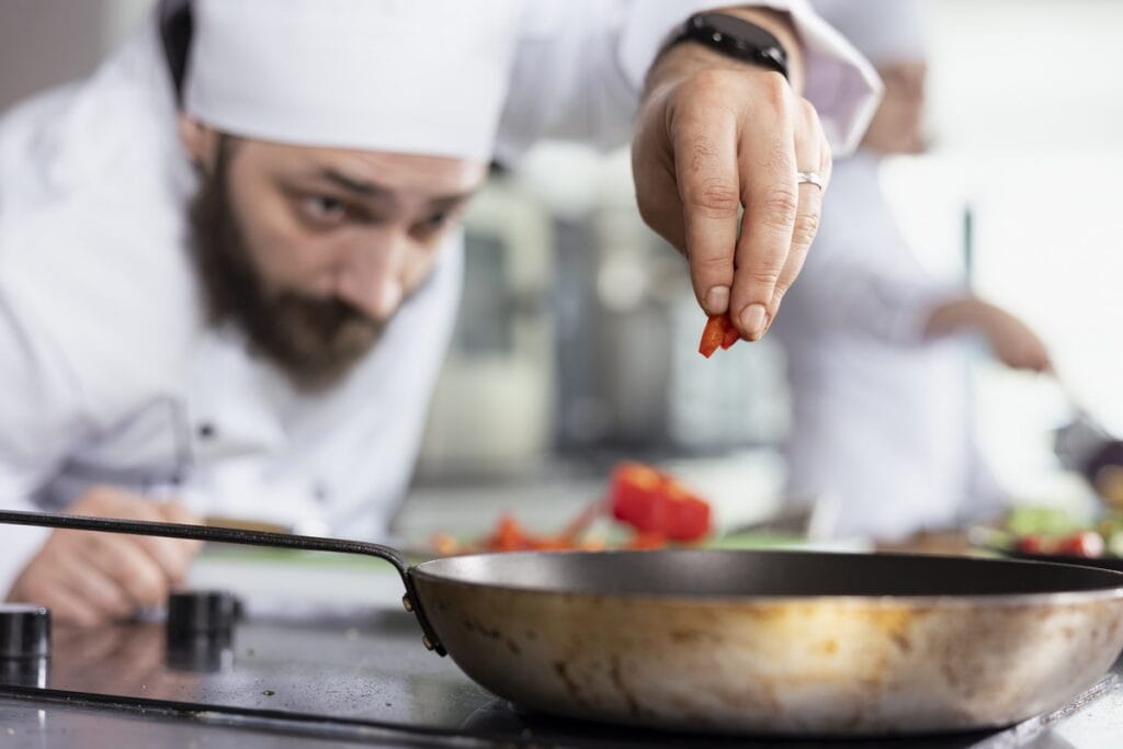 Curs gratuit de bucătar la Tulcea. AJOFM face înscrieri, locurile sunt limitate