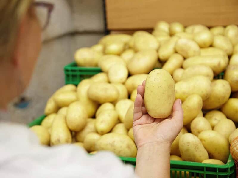 Cartofii noi românești se vând acum cu prețuri record din cauza producției reduse