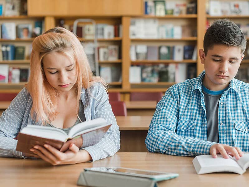 Ministerul Educației transformă excepția legislativă în regulă pentru manualele de liceu