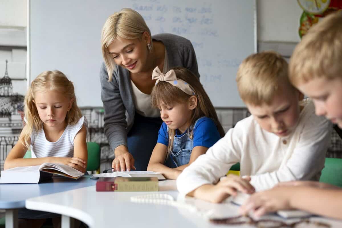 Peste 370 de profesori au demisionat după aplicarea Legii Bolojan în educație