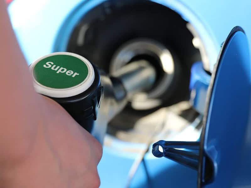 Prețul carburanților ar putea depăși 10 lei pe litru din cauza tensiunilor din Orientul Mijlociu