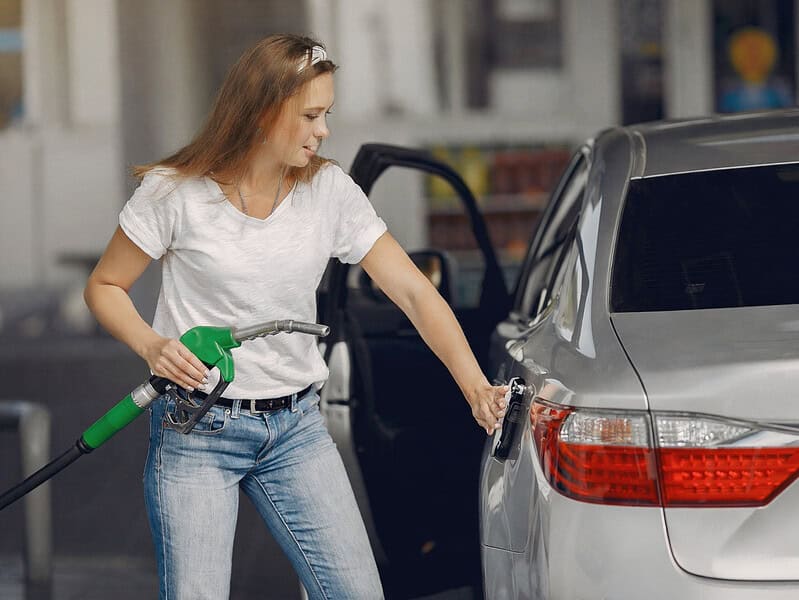 Prețul carburanților în România ar putea depăși 10 lei pe litru din cauza tensiunilor din Iran