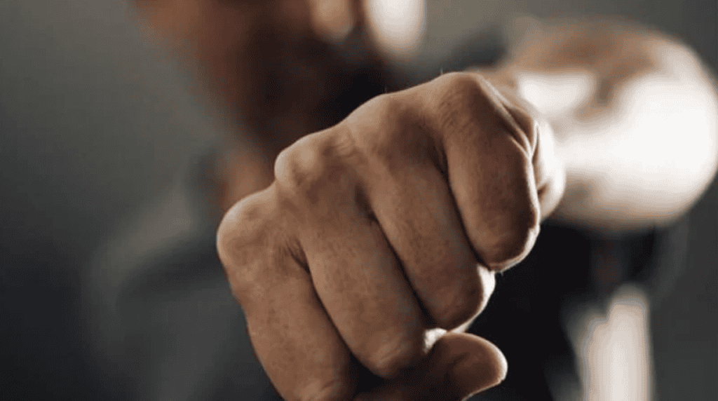 Bătaie sălbatică într-un club din Tulcea! Tânăr făcut KO după ce și-a apărat iubita. Agresorul, condamnat definitiv