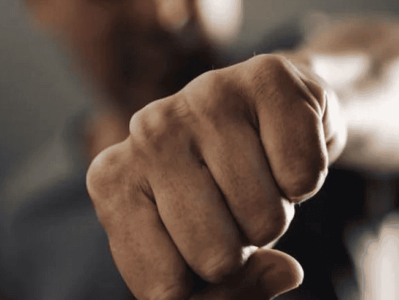 pumn pumni lovituri violenta agresiune agresor victima