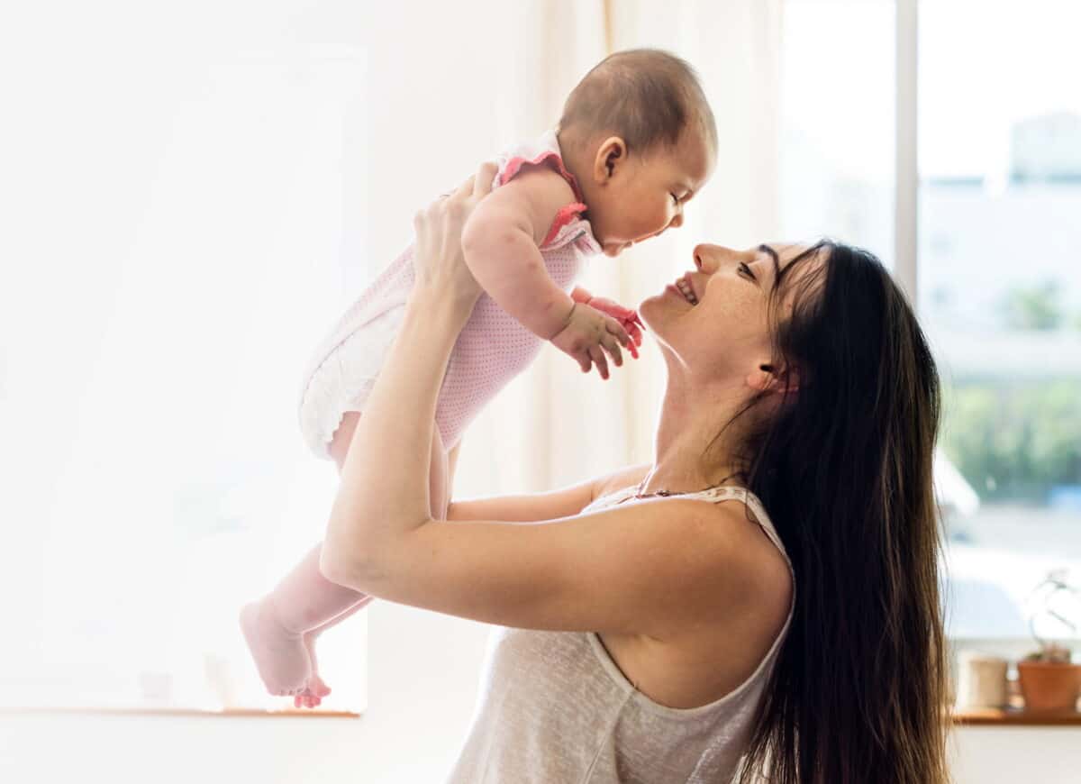 România atinge un nou record negativ în natalitate cu cel mai mic număr de copii născuți în 2025