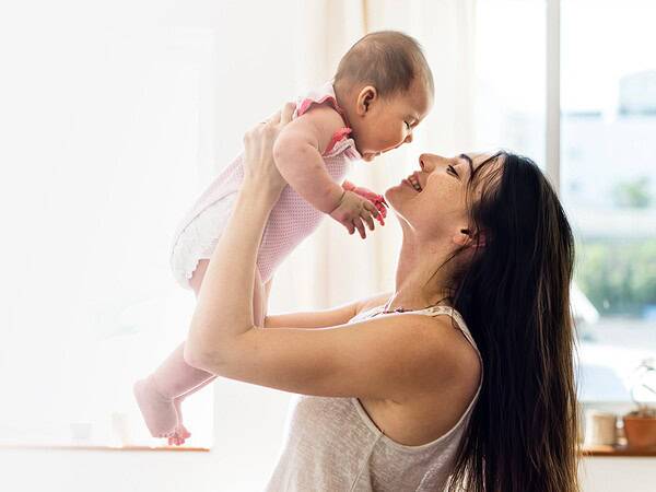 România atinge un nou record negativ în natalitate cu cel mai mic număr de copii născuți în 2025