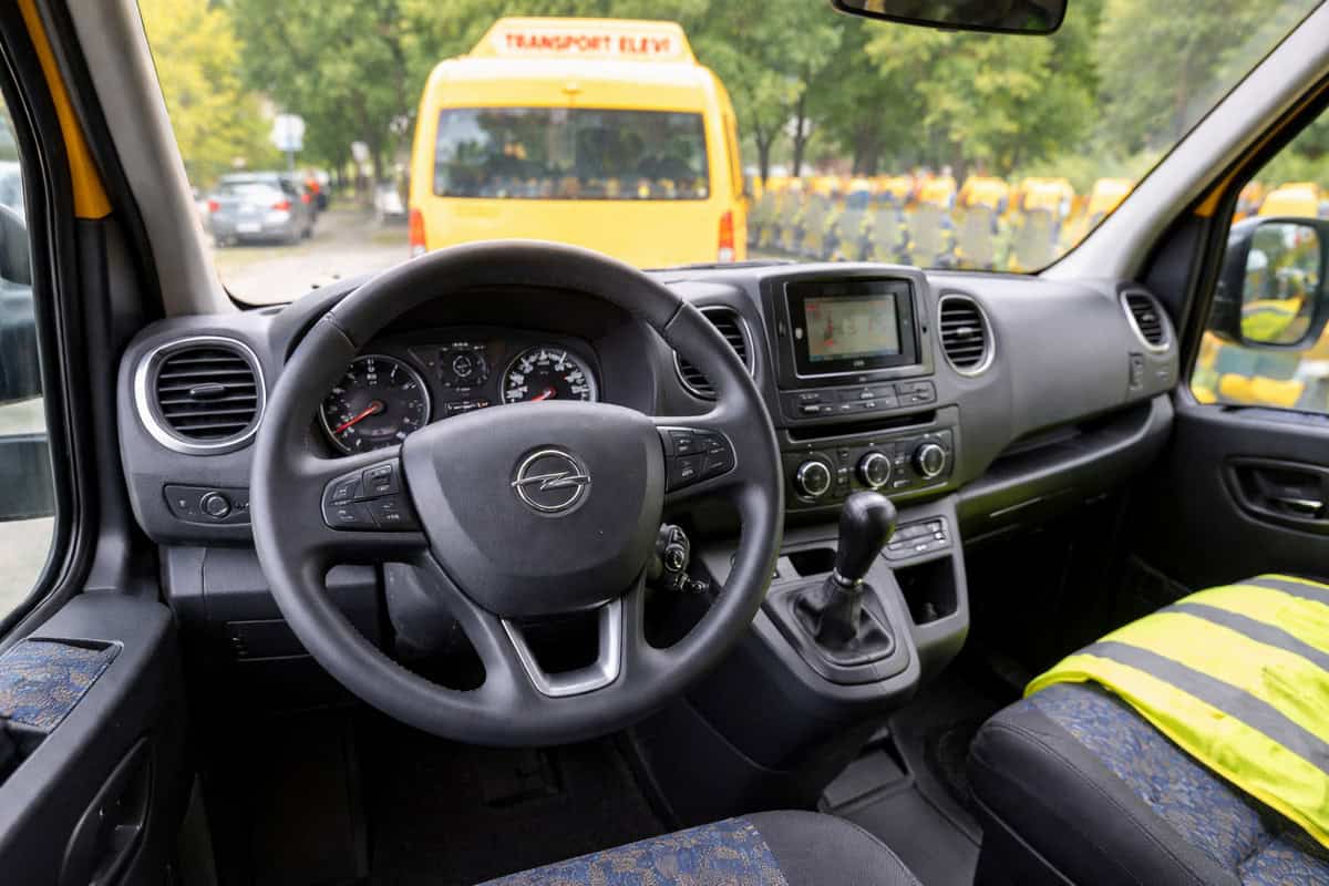 Angajări: Se caută șofer de microbuz școlar în Tulcea! Post la stat pe perioadă nedeterminată