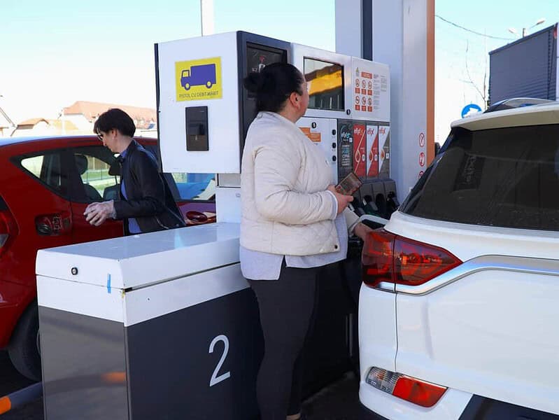 Statul impune restricții la exportul de carburanți pentru a proteja consumatorii români