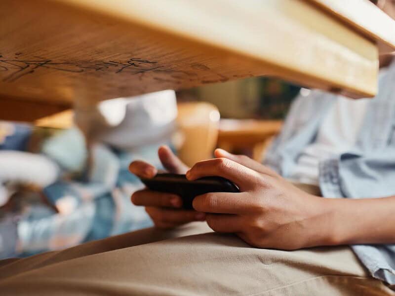 Este sau nu este permisă utilizarea telefoanelor în școli? Clarificare pentru elevii tulceni