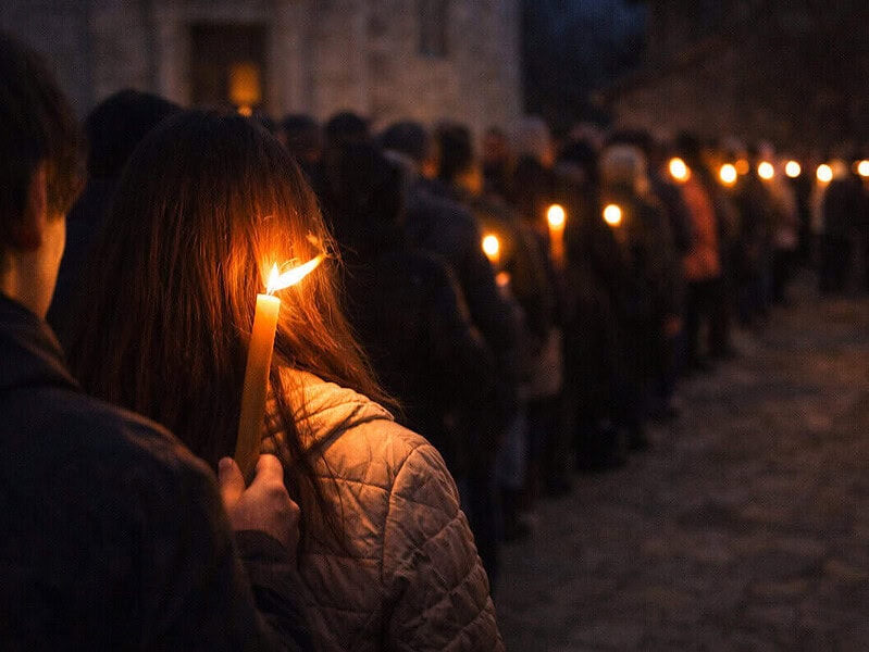 Procesiune in jurul bisericii vechi