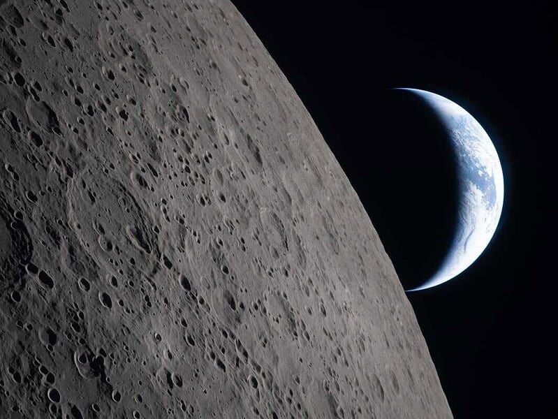 Astronauții Artemis II surprind Pământul răsărind pe orizontul lunar în imagini unice