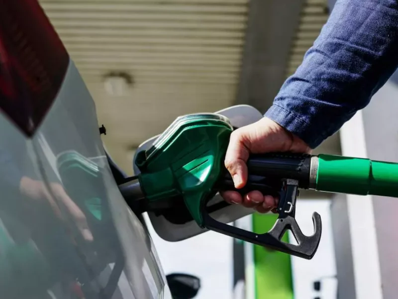 barbat alimenteaza masina cu benzina