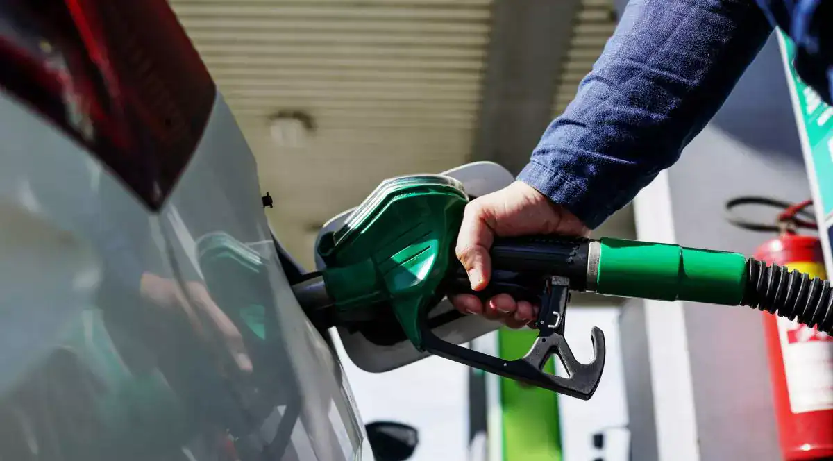 barbat alimenteaza masina cu benzina