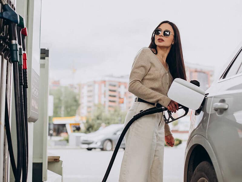 Benzina se ieftinește a doua zi consecutivă în România în timp ce motorina se scumpește