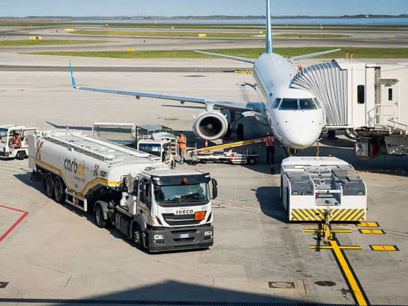 Criza energetică globală amenință zborurile în Europa din cauza lipsei de combustibil