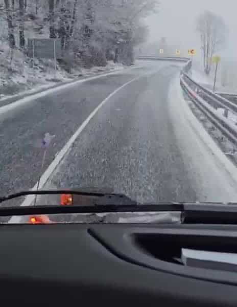 Drumuri acoperite de zăpadă în plină primăvară: intervin utilajele de deszăpezire / video