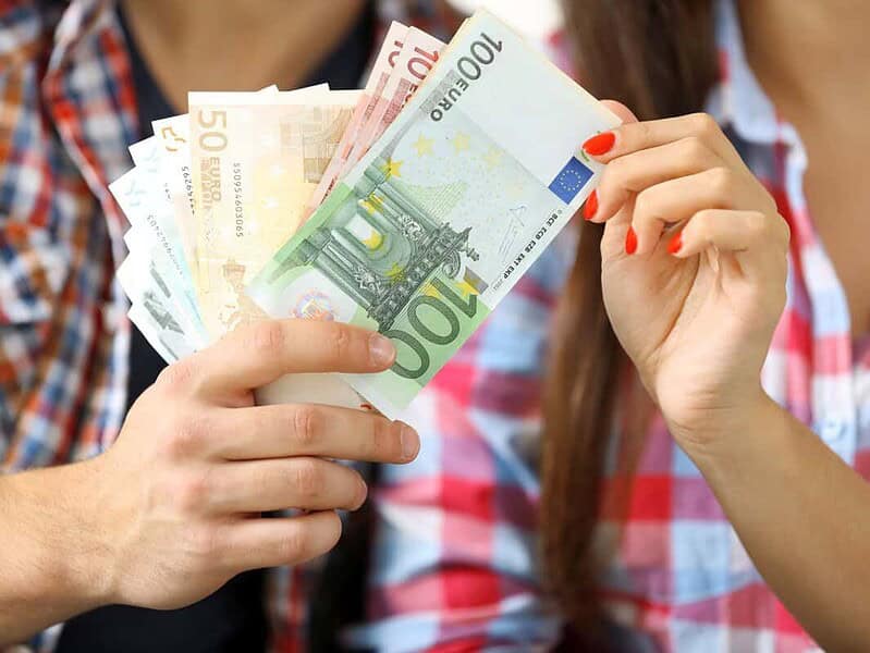 Efect direct al tensiunilor politice din România: Euro depășește 5,1 lei